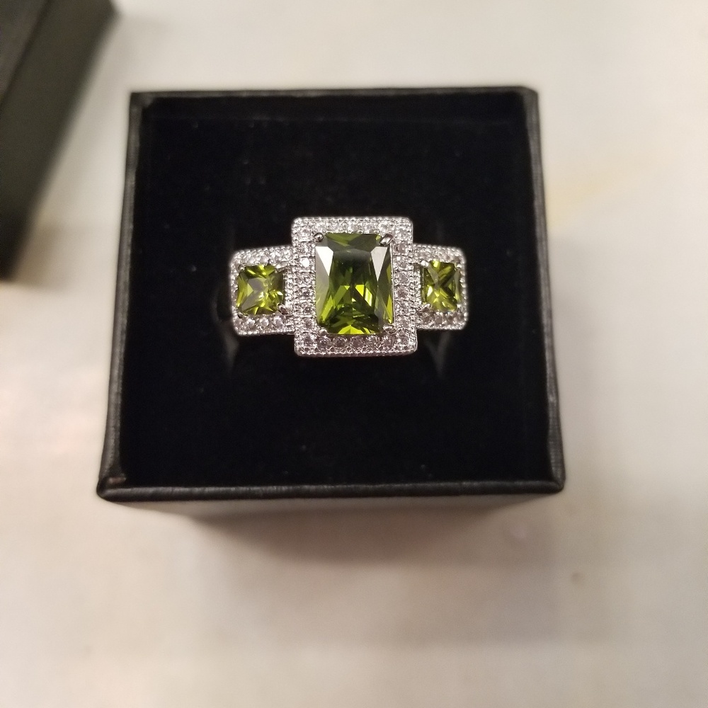 Peridot & white topaz ring
